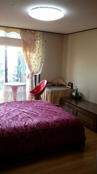 Room 1-Queen size
bed & Tea table