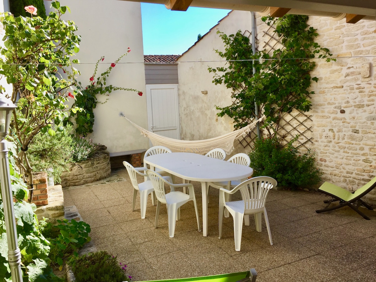 Popular Airbnb listing: Large house with character on inner courtyard in Le Château D'oléron