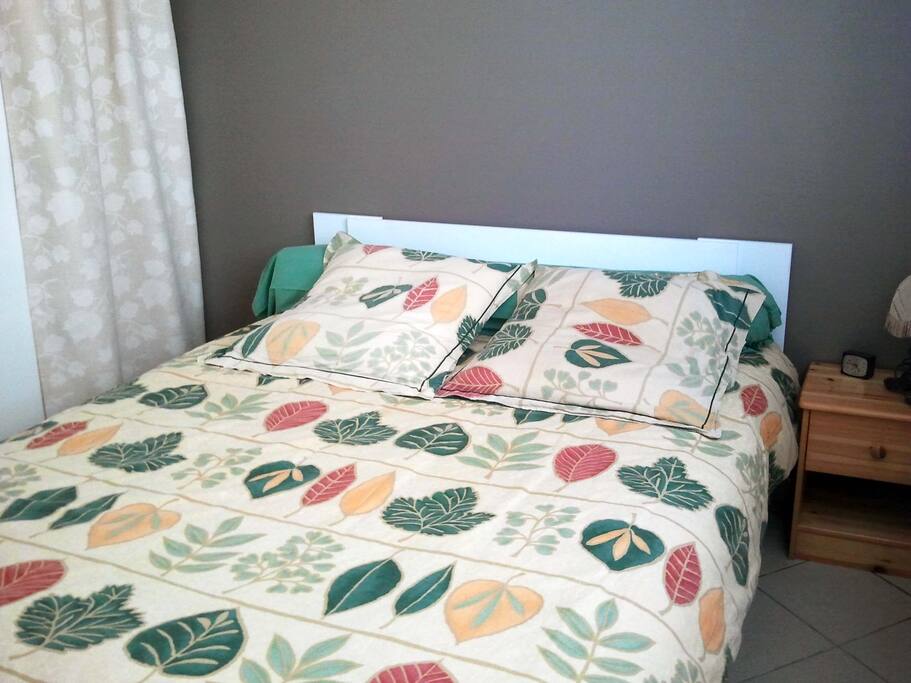 chambre avec lit et sommier neufs / bedroom with new bed&matress