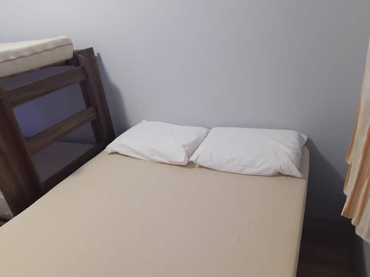 غرفة نوم(2) بسرير بطابقين وسرير مزدوج وخزانة ملابس صغيرة.