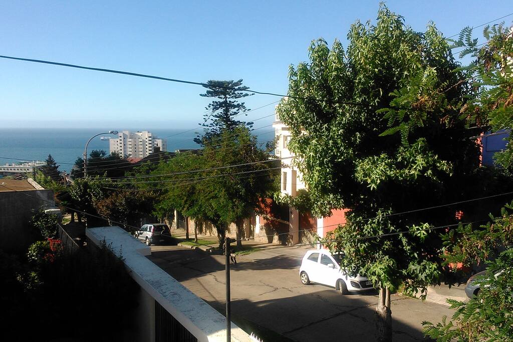 Casa familiar ubicada en barrio tradicional muy tranquilo y silencioso.