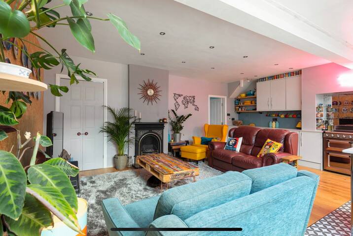 Stylish 5 Bedroom House in Stratford gallery image 3