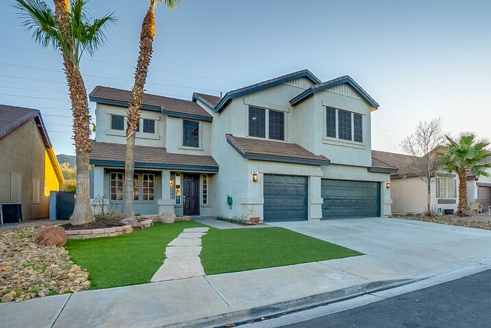 Amazing 5 Bed / 4 Bath Residence with Pool / Spa gallery image 3