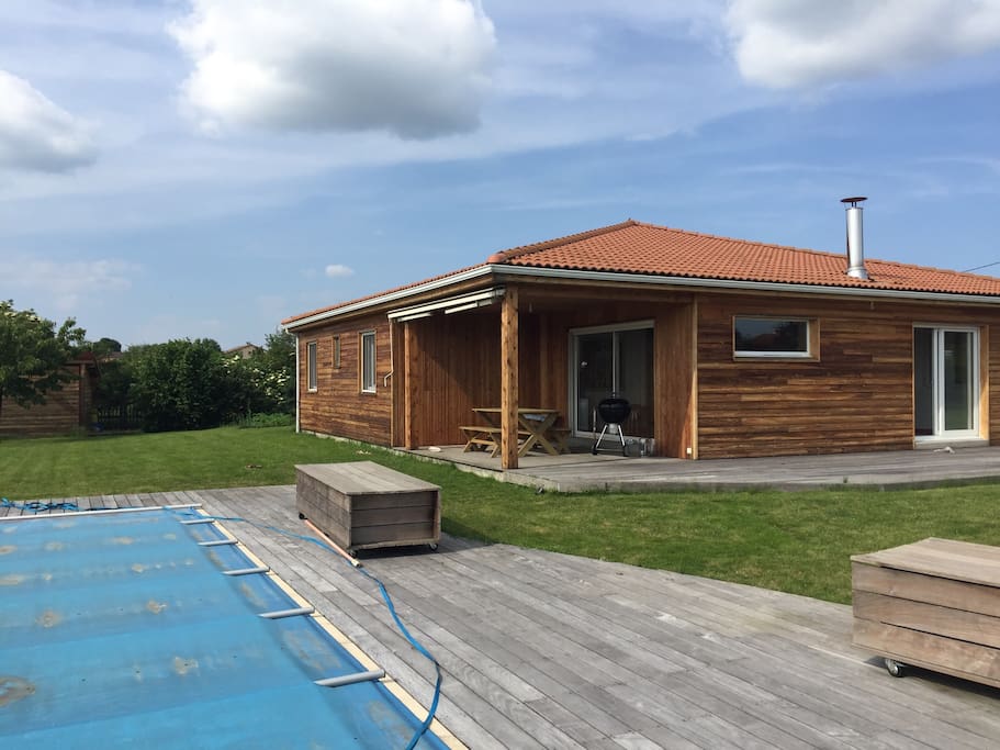 Maison en bois, terrain de 1300m² avec piscine et arbres fruitier. Terrasses toutes expositions