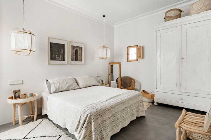 Charming Rustic-Chic Apartment Close to Historic Sites gallery image 5