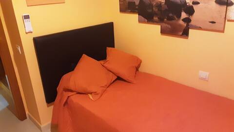 Luminosa habitación exterior baño individual (TFS)