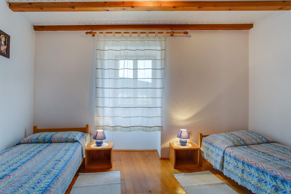 儿童房位于一楼，可欣赏山丘和大海的美景。