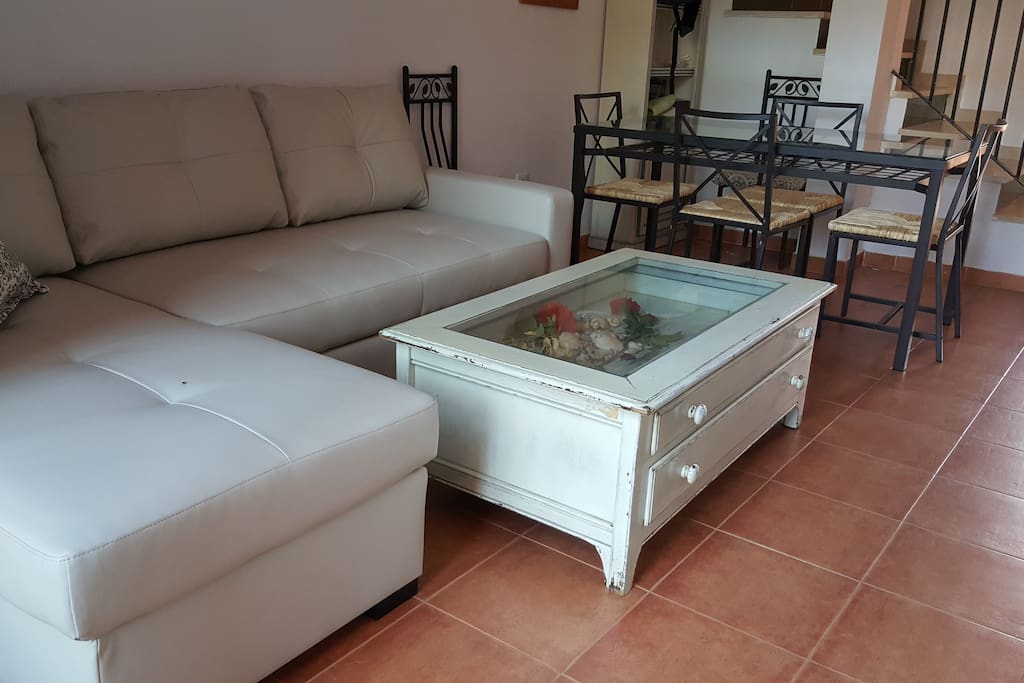 Salón con sofá cama.