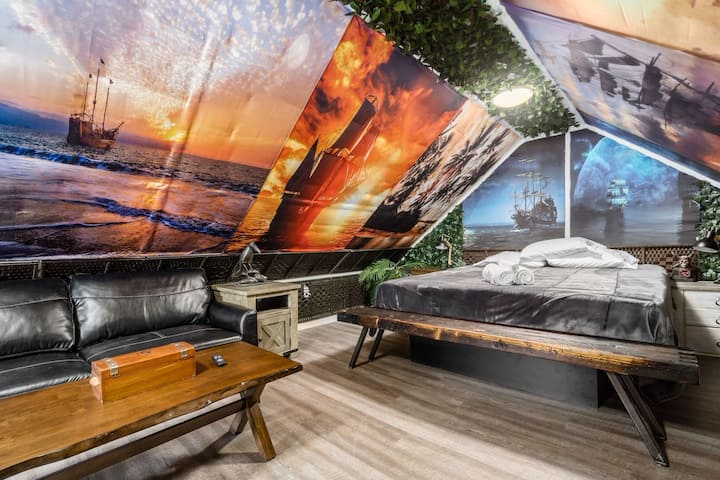 Ghorofa ya tatu ina sehemu ya kujificha ya Kapteni, yenye kitanda mahiri/kinachoweza kurekebishwa, televisheni janja kubwa ya 4k, michezo ya ubao, michezo ya video na viti vya kutosha.