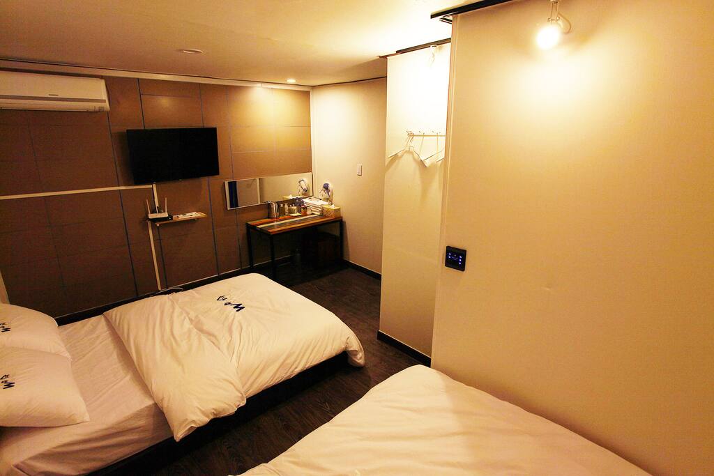 2 QUEEN BED