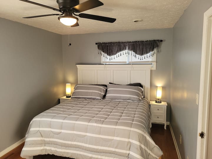 Საწოლი 193 × 203 სმ მთავარ საძინებელში 