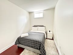 New+Charming+Home+5+minutes+from+PEARSON+AIRPORT