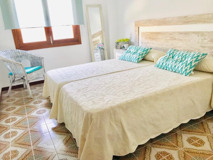 ห้อง 3:
มี 2 เตียงขนาด 200x90