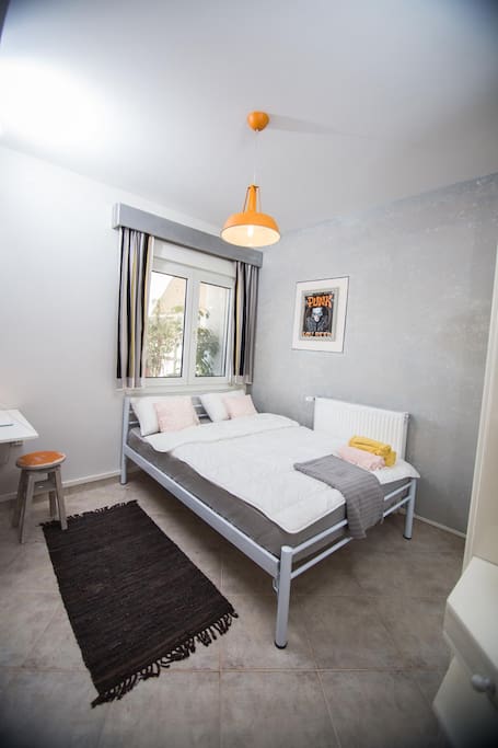 Private room with a double bed, desk, closet, heating, nice view