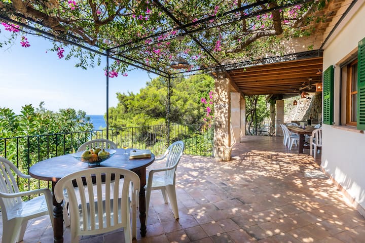 Stunning 3-bedroom villa w/AC & pool in Alconasser