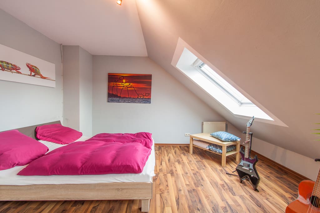 Doppelbett im Gästezimmer