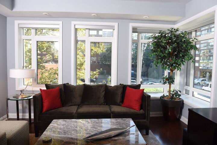 Deluxe Yorkville Townhouse gallery image 3