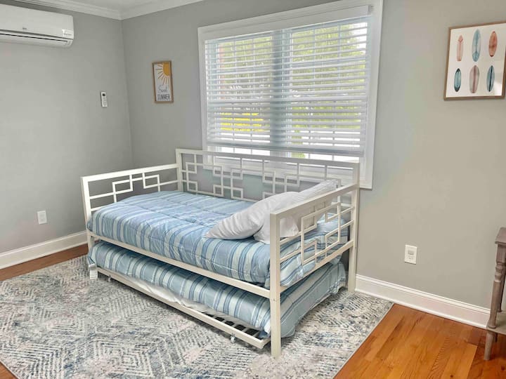 Dhomë gjumi në katin e poshtëm me një banjë të kompletuar (Pas televizorit/dhomës së ndenjjes) (Nuk nevojiten shkallë!)