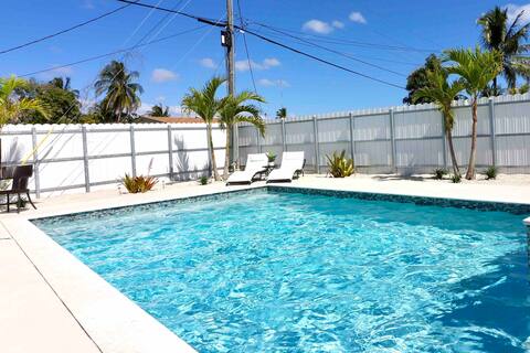 Miami 5BR Private, Luxury, Modern Home with POOL
