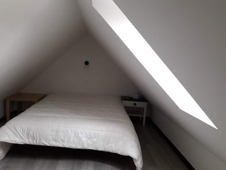 Tercera habitación en el ático 
velux con persiana 
vista jardín