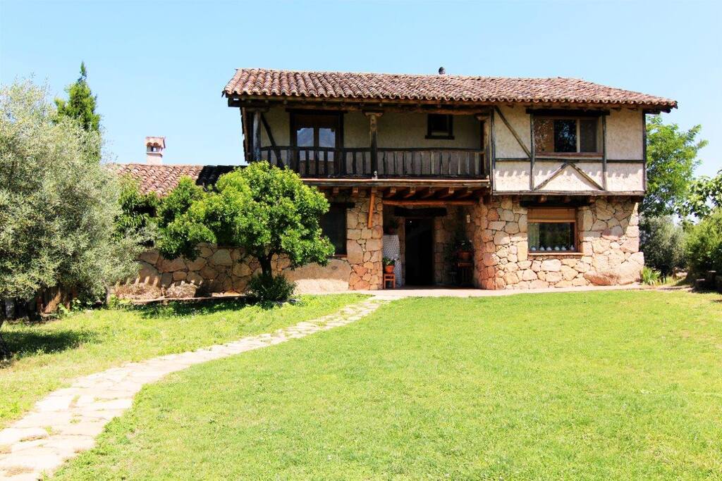 Vista casa Fachada Norte y Jardín