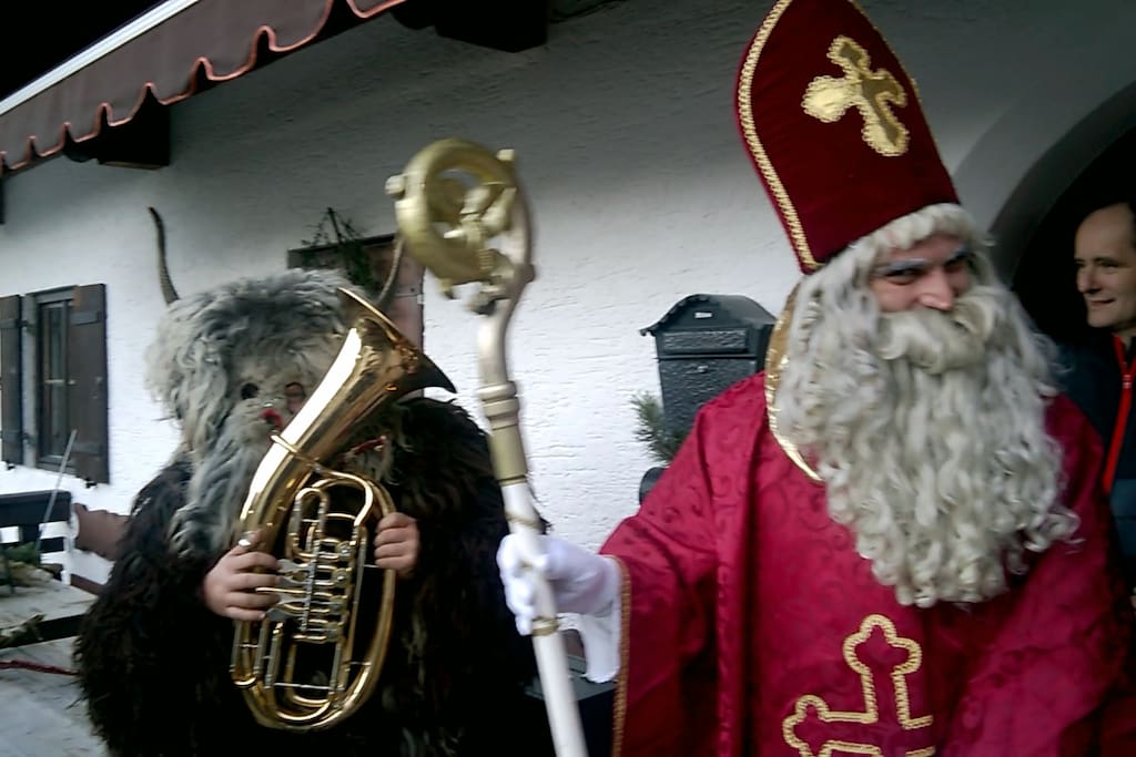 Am 5. Dezember kommt der Nikolaus mit seinen Kramperln zu uns