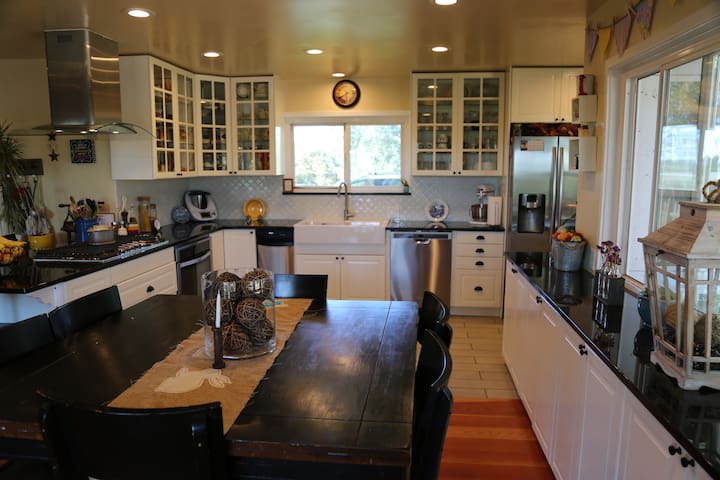FARM HOUSE close to RAFTING, WINERIES & APPLE HILL