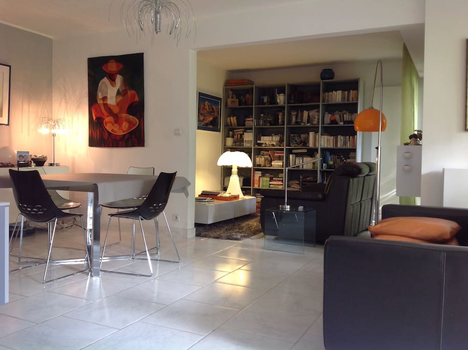 Salon avec TV et salle à manger