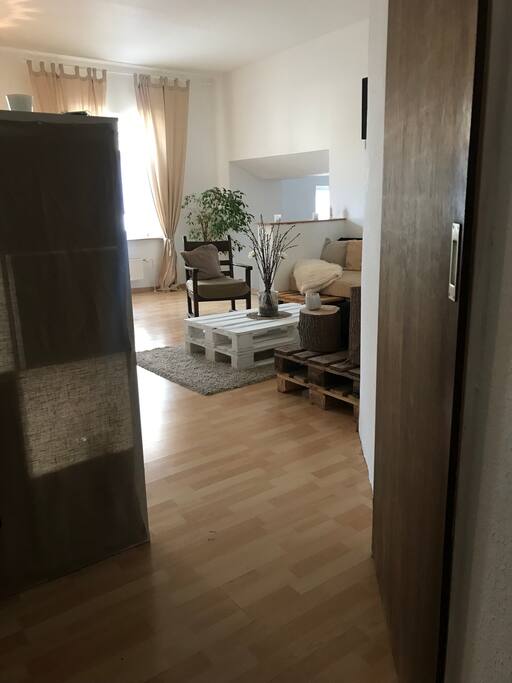 Eingang in die Wohnung, offenes Wohnzimmer und rechts der Eingang zum Schlafzimmer.