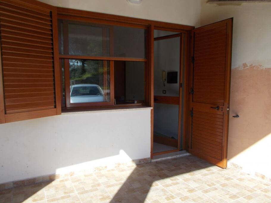 Ampio spazio fuori l'appartamento, si può arrivare con la macchina fin davanti la porta di casa