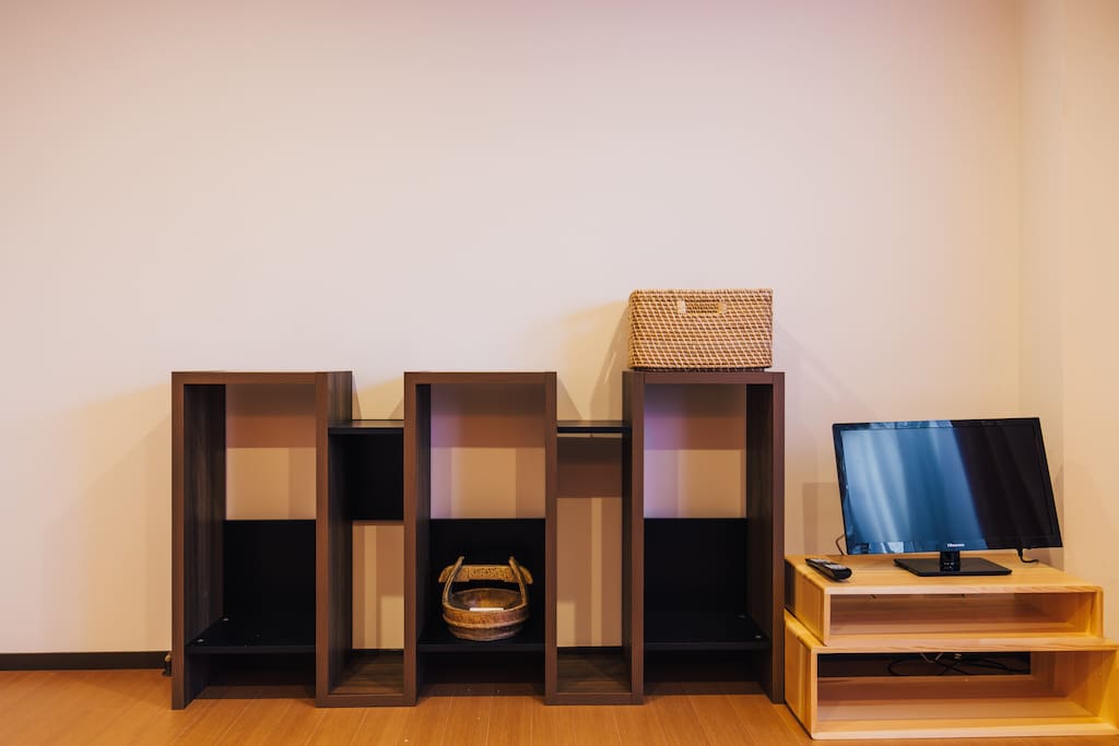 部屋にある茶碗棚:購入する場合はご連絡いただくようお願いします。