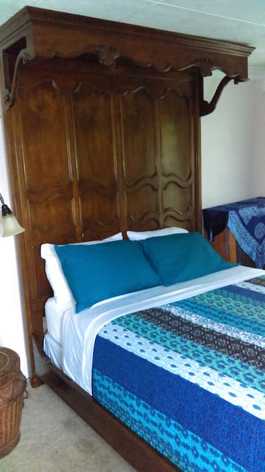Henredon wood bed from 1940's with new queen mattress & springs. All cotton sheets.