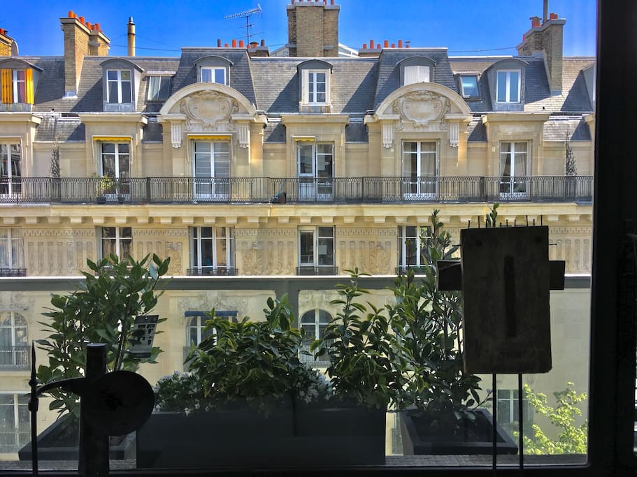 Vue sur bel immeuble en pierre