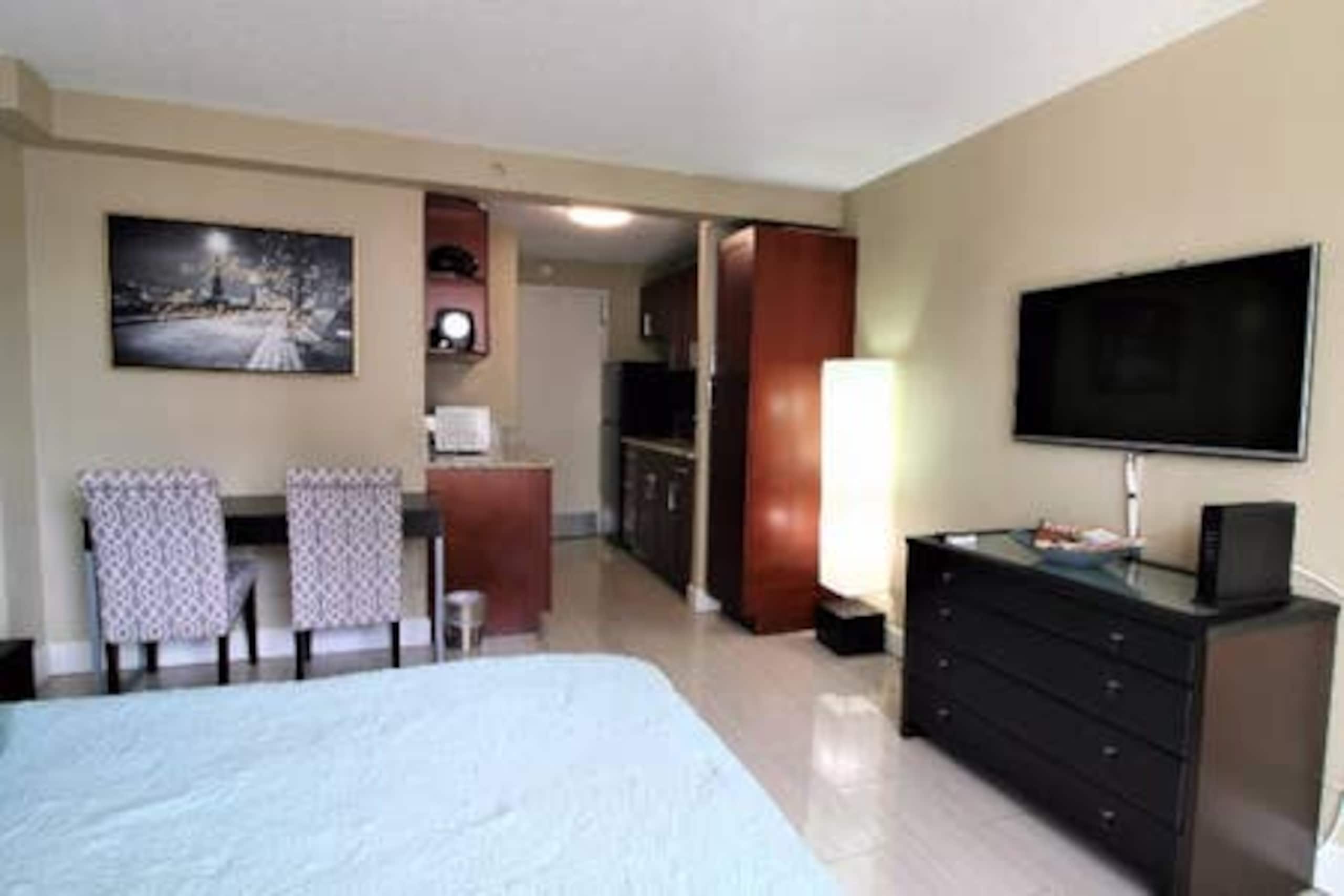 Condo in Honolulu · ★4.64 · Studio · 1 bed · 1 private bath - Image 2
