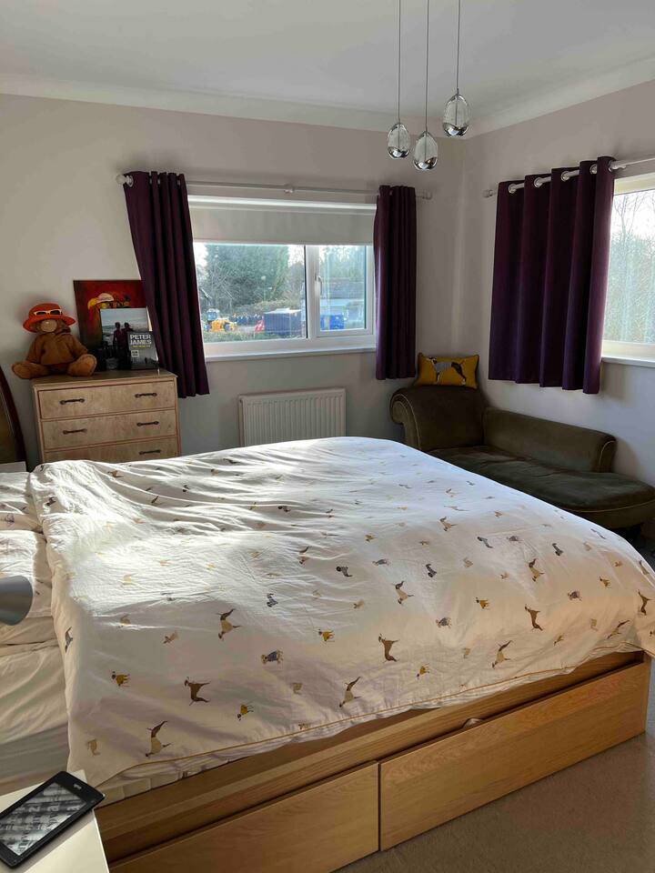 غرفة نوم بثلاثة أحجام جيدة مع مجموعة 