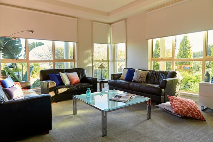 MAGNIFICENT BEACH VIEWS with JACCUZZI