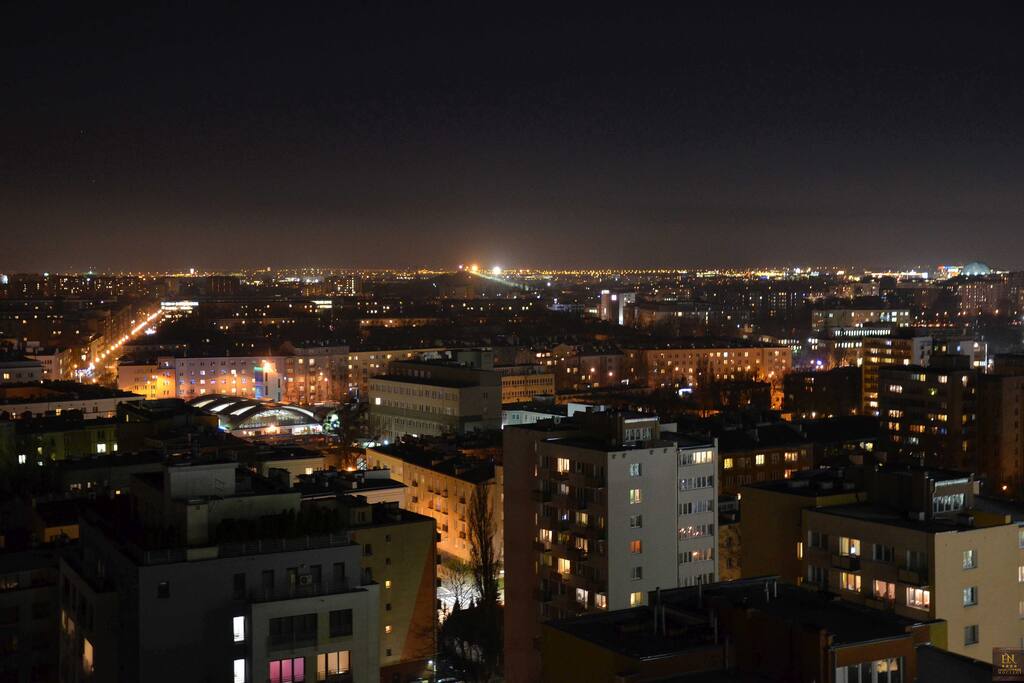 Panorama nocą na Warszawę