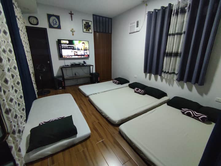 Zona de dormitorio con colchones