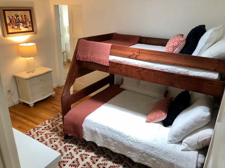Køjeseng:  dobbeltseng over seng