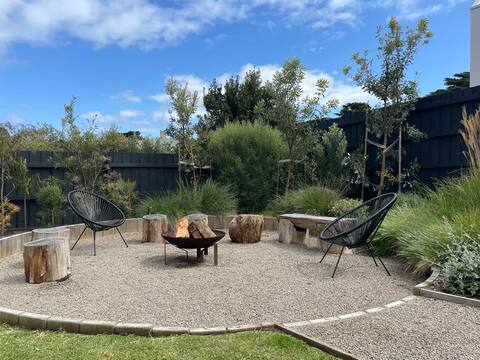 Popular Airbnb listing: Portsea Getaway - 5min walk to Beach & Portsea Pub in Portsea