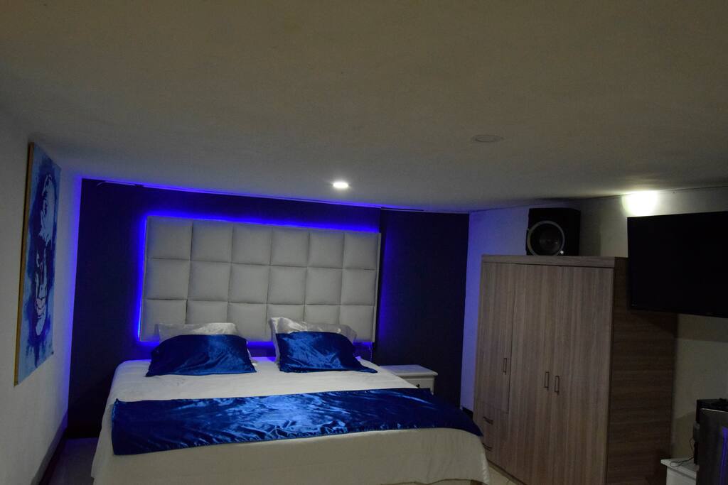 King size Bed in the Bedroom number 10