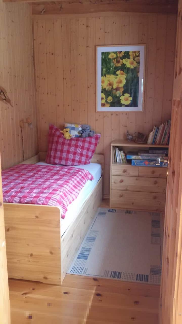 Mala soba s krevetom za jednu osobu