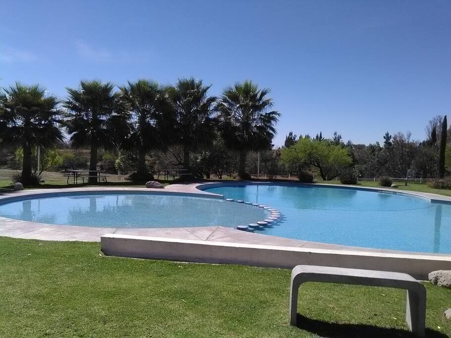 Alberca con área de juegos, canchas y casa club.