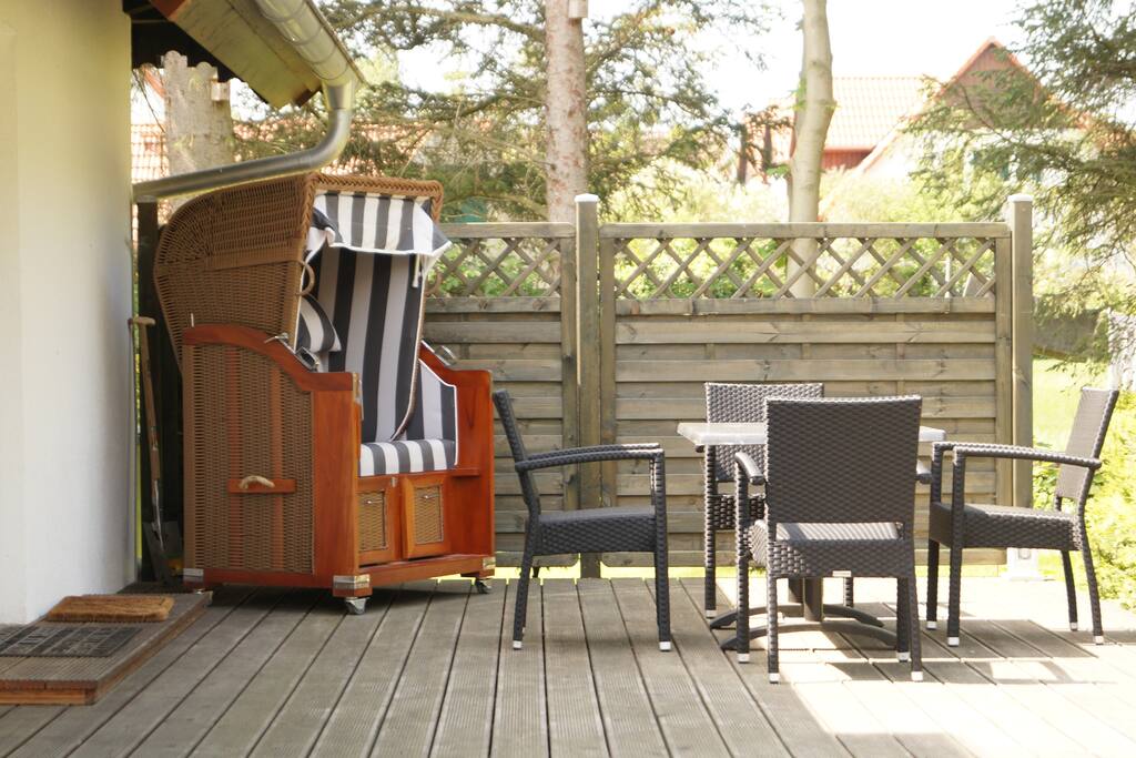 Terrasse mit Gartenmöbeln und Strandkorb