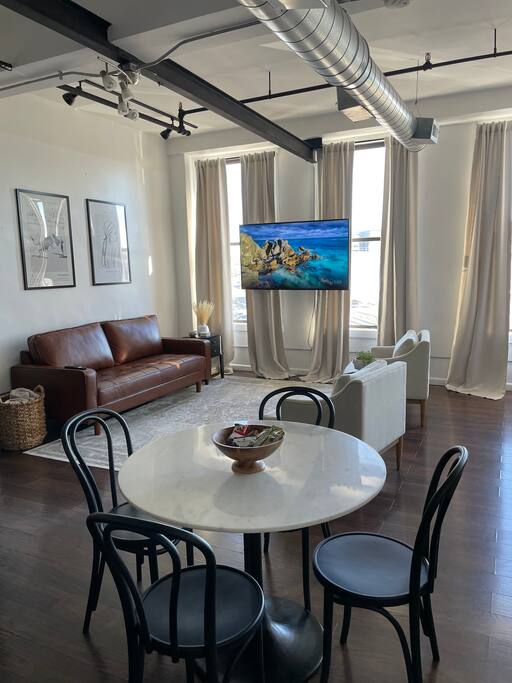 Airbnb Spacious loft in Historic Baggs Square District