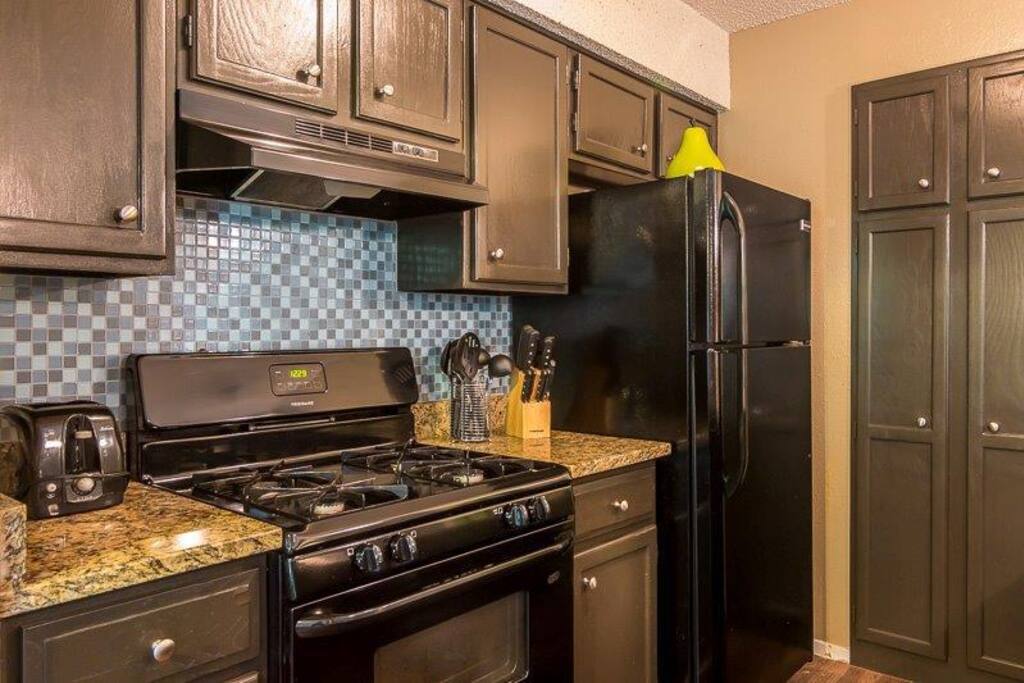 Full kitchen available to guest