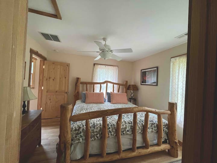 Dormitorio principal con cama tamaño king y baño completo