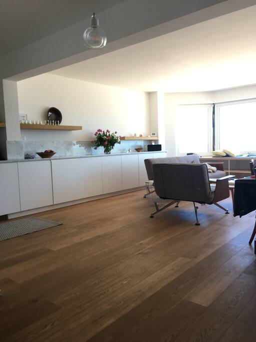 zicht op de woon-eetkamer