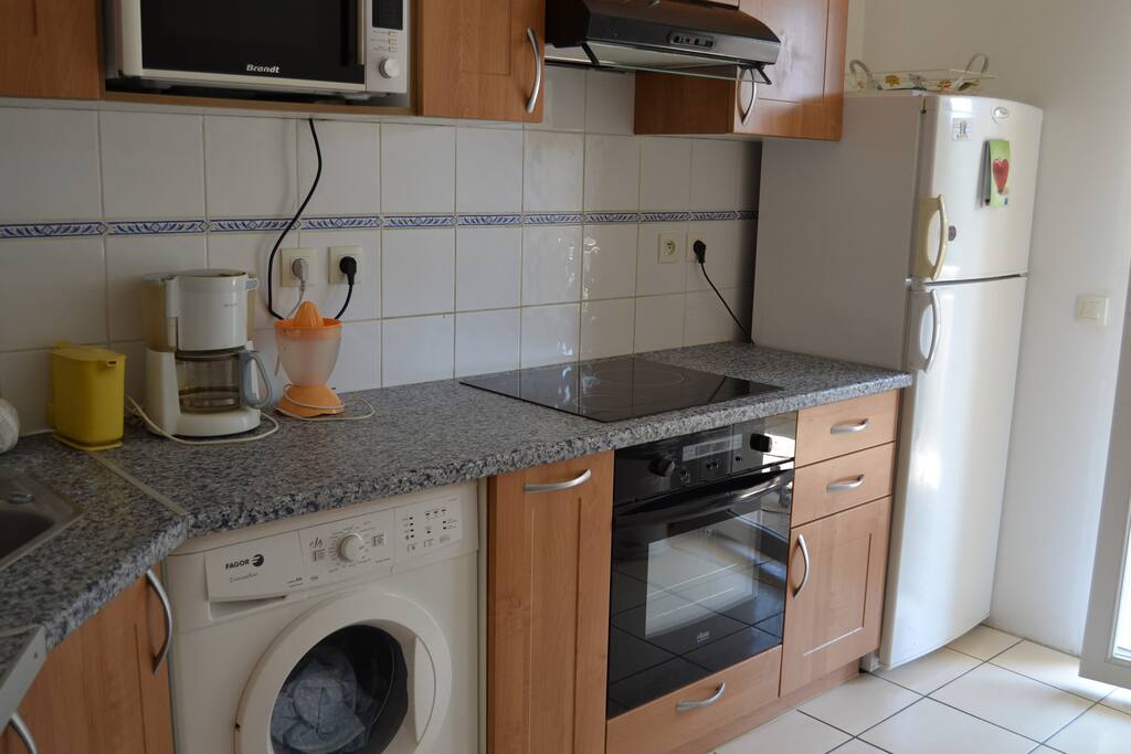 cuisine équipée (four, frigo, machine à laver le linge, cafetière, micro ondes)