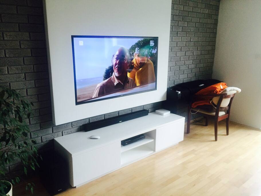 Salon z Tv i kominkiem